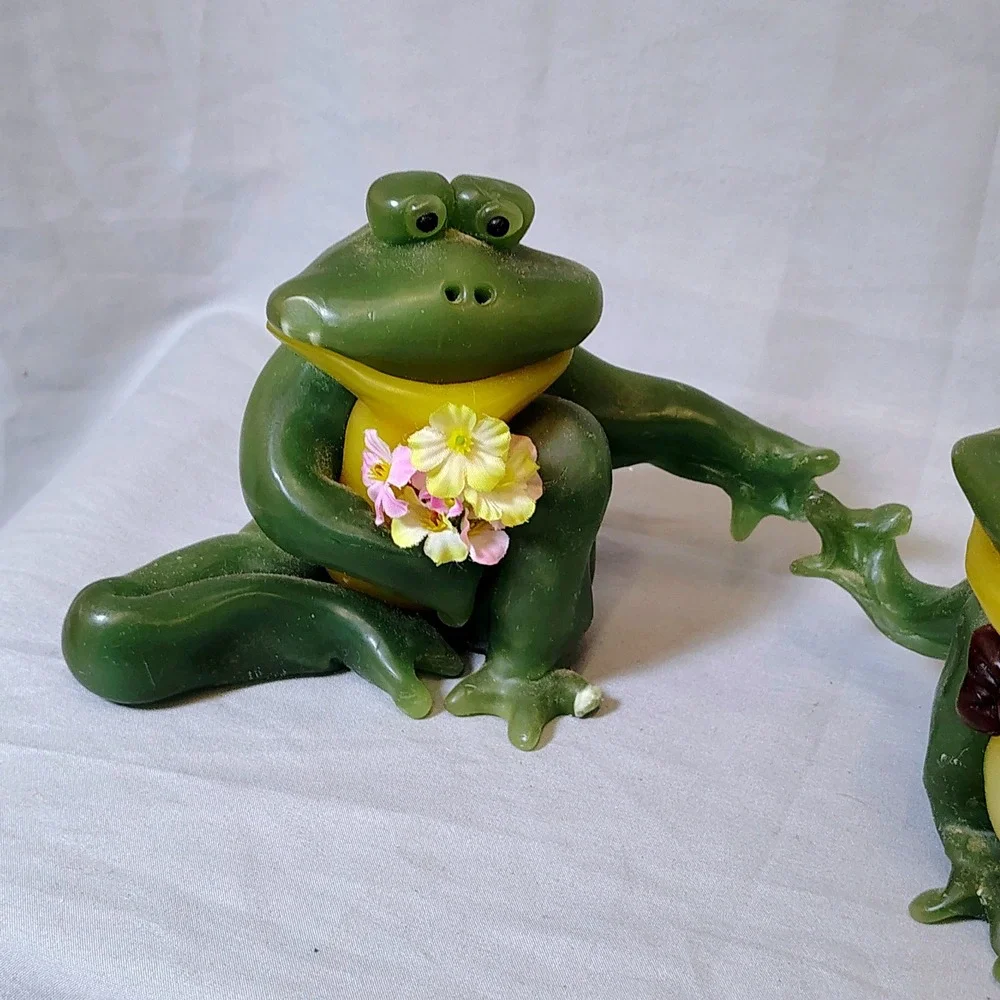 Vintage Style Frog Couple Novelty Candle Green Wax Whimsical Toad Decor 8.5 Inch